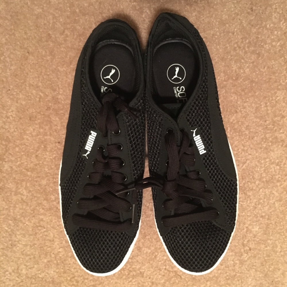 Never worn puma sneakers
